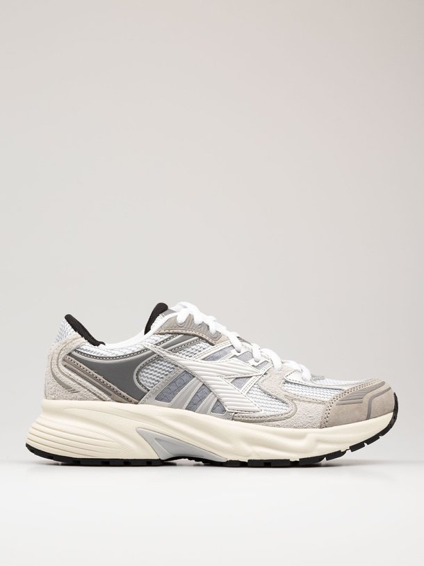 Ontdek de Mythos star suède sneakers van Diadora in de kleur lichtgrijs bij Orangebag. Op werkdagen voor 21:45 besteld, morgen in huis.