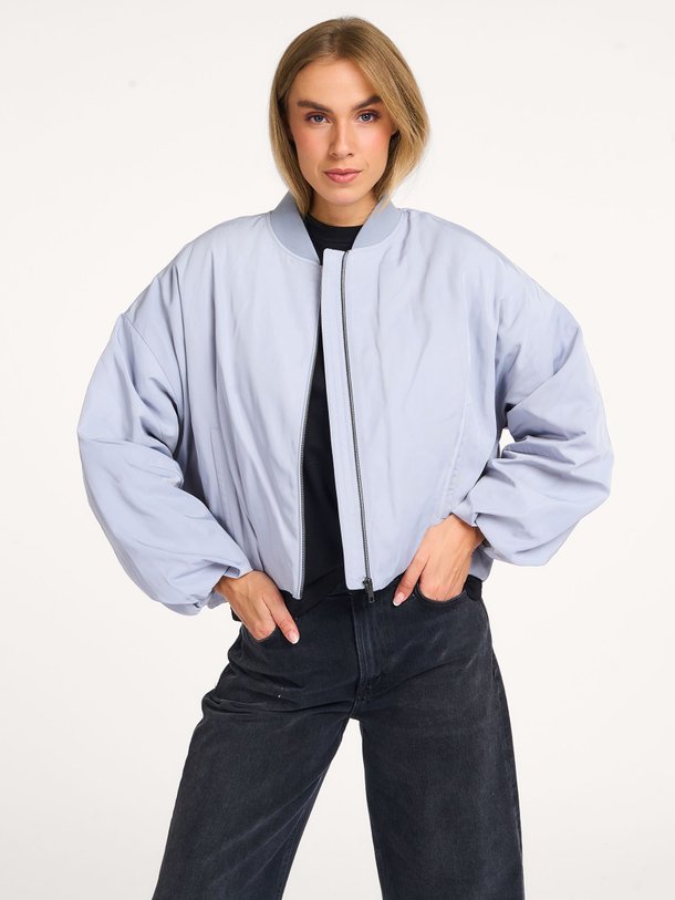 Ontdek de Braddan geweven bomberjack van Drykorn in de kleur lichtblauw bij Orangebag. Op werkdagen voor 21:45 besteld, morgen in huis.