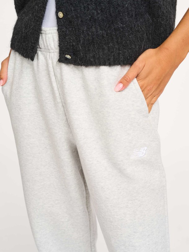 Ontdek de Katoenmix joggingbroek van New Balance in de kleur lichtgrijs bij Orangebag. Op werkdagen voor 21:45 besteld, morgen in huis.