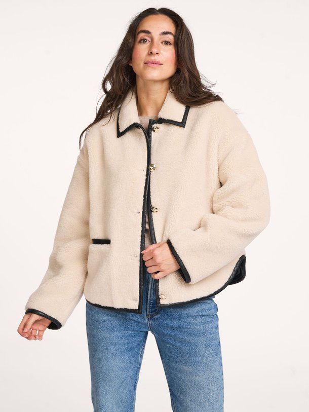 Ontdek de Camden wolmix teddy jack van Anine Bing in de kleur crème bij Orangebag. Op werkdagen voor 21:45 besteld, morgen in huis.