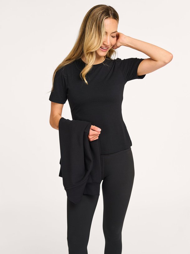 Ontdek de Regina modalmix T-shirt van Varley in de kleur zwart bij Orangebag. Op werkdagen voor 21:45 besteld, morgen in huis.