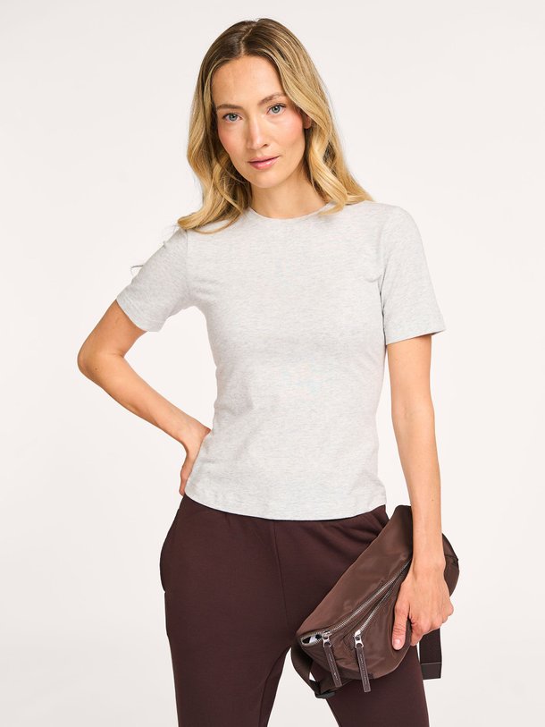 Ontdek de Regina modalmix gemêleerd T-shirt van Varley in de kleur grijs bij Orangebag. Op werkdagen voor 21:45 besteld, morgen in huis.