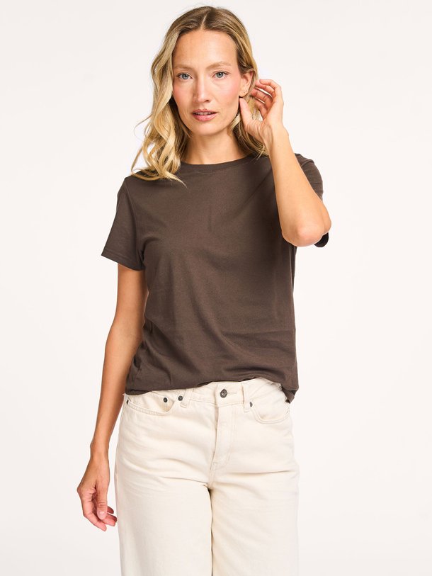 Ontdek de Organic cotton T-shirt van Colorful Standard in de kleur donkerbruin bij Orangebag. Op werkdagen voor 21:45 besteld, morgen in huis.
