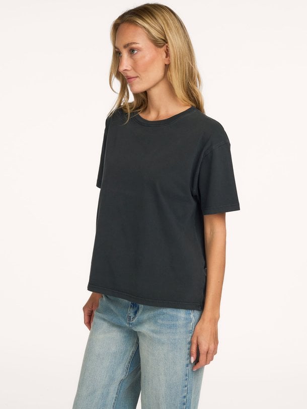 Ontdek de Fizvalley katoenen vintage look T-shirt van American Vintage in de kleur antraciet bij Orangebag. Op werkdagen voor 21:45 besteld, morgen in huis.