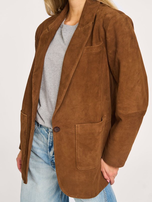 Ontdek de Mosty suède blazer van ba-sh in de kleur bruin bij Orangebag. Op werkdagen voor 21:45 besteld, morgen in huis.