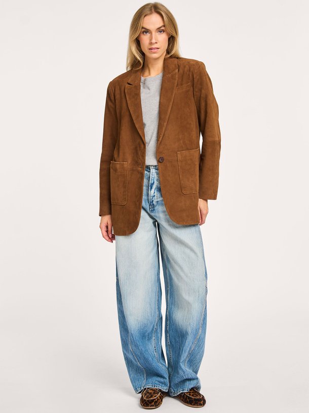 Ontdek de Mosty suède blazer van ba-sh in de kleur bruin bij Orangebag. Op werkdagen voor 21:45 besteld, morgen in huis.
