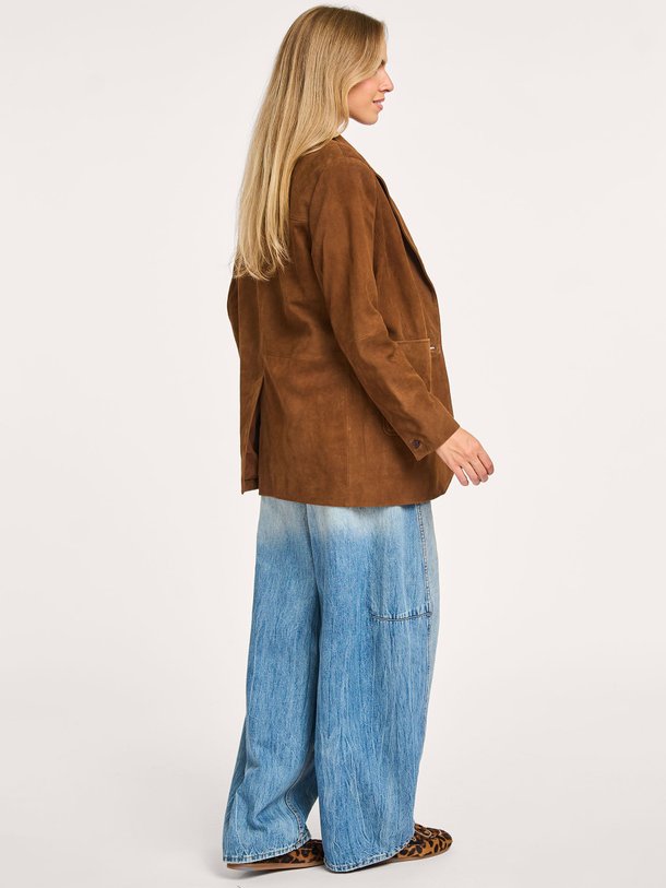Ontdek de Mosty suède blazer van ba-sh in de kleur bruin bij Orangebag. Op werkdagen voor 21:45 besteld, morgen in huis.