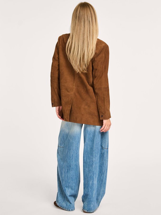 Ontdek de Mosty suède blazer van ba-sh in de kleur bruin bij Orangebag. Op werkdagen voor 21:45 besteld, morgen in huis.