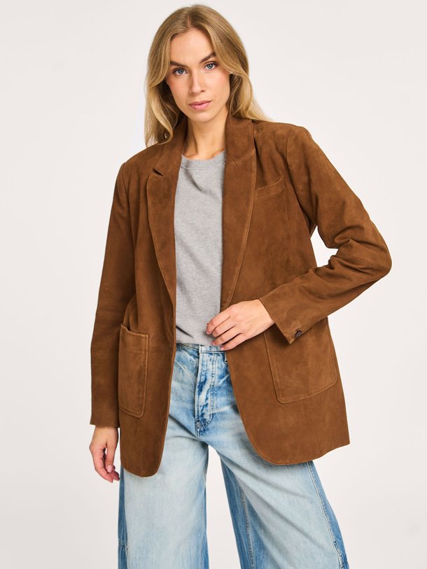Ontdek de Mosty suède blazer van ba-sh in de kleur bruin bij Orangebag. Op werkdagen voor 21:45 besteld, morgen in huis.