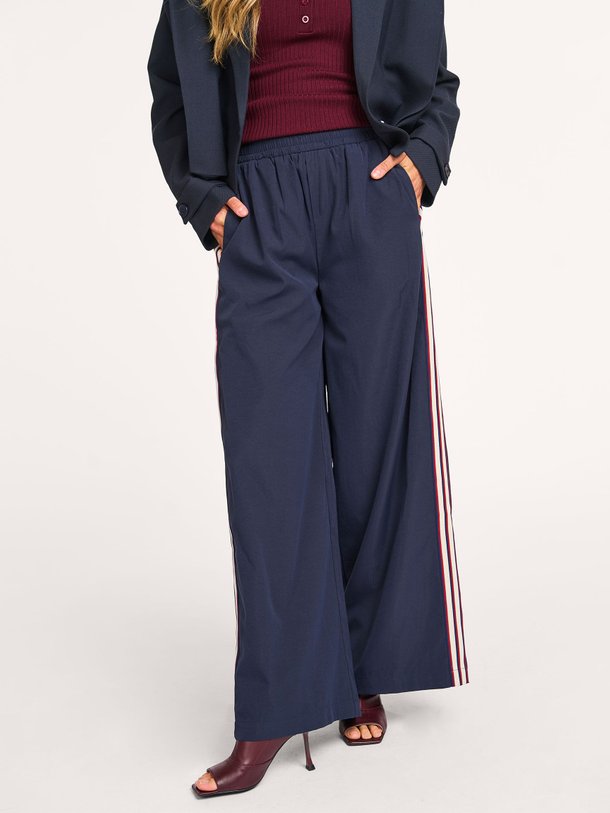 Ontdek de Mingus geweven broek met bies van Co'Couture in de kleur donkerblauw bij Orangebag. Op werkdagen voor 21:45 besteld, morgen in huis.