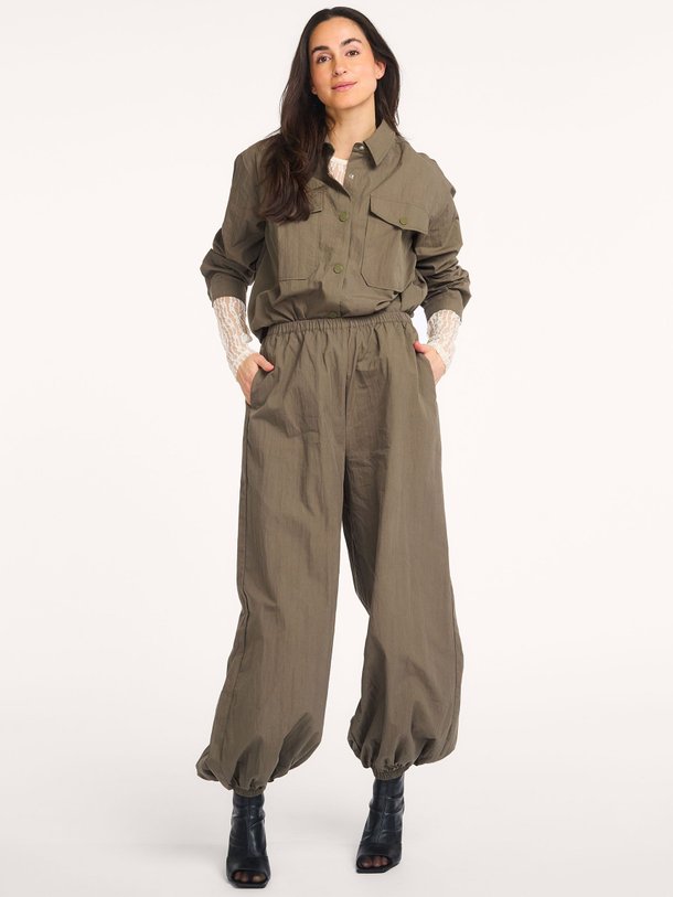 Ontdek de Acasia katoenmix ballon broek van Co'Couture in de kleur army bij Orangebag. Op werkdagen voor 21:45 besteld, morgen in huis.