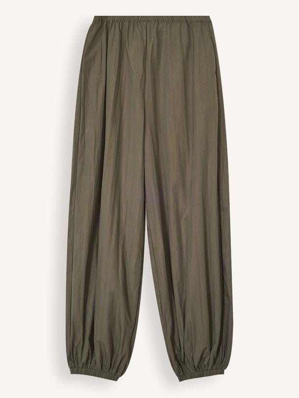 Ontdek de Acasia katoenmix ballon broek van Co'Couture in de kleur army bij Orangebag. Op werkdagen voor 21:45 besteld, morgen in huis.