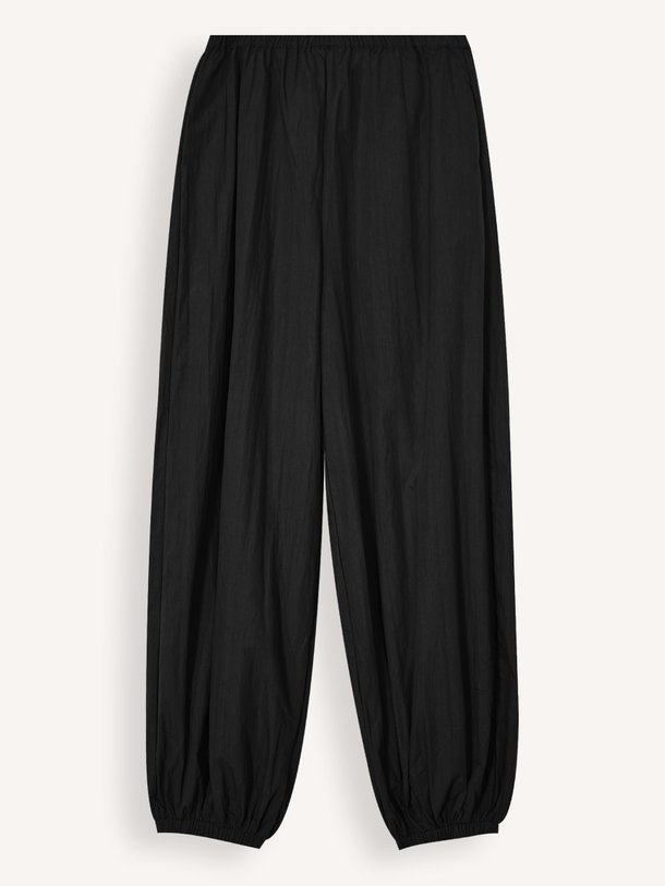 Ontdek de Acasia katoenmix ballon broek van Co'Couture in de kleur zwart bij Orangebag. Op werkdagen voor 21:45 besteld, morgen in huis.