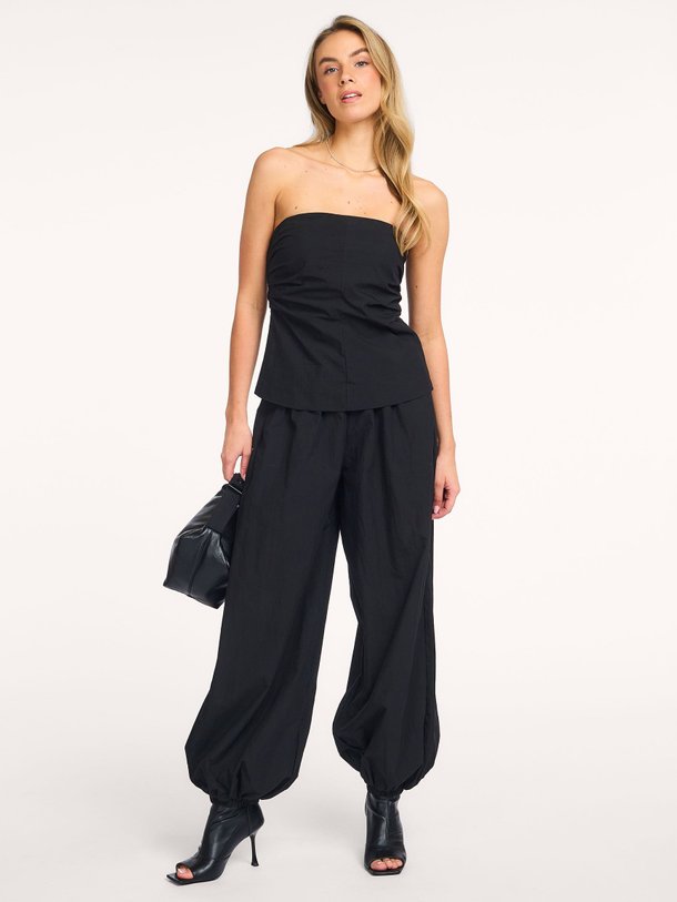 Ontdek de Acasia katoenmix ballon broek van Co'Couture in de kleur zwart bij Orangebag. Op werkdagen voor 21:45 besteld, morgen in huis.