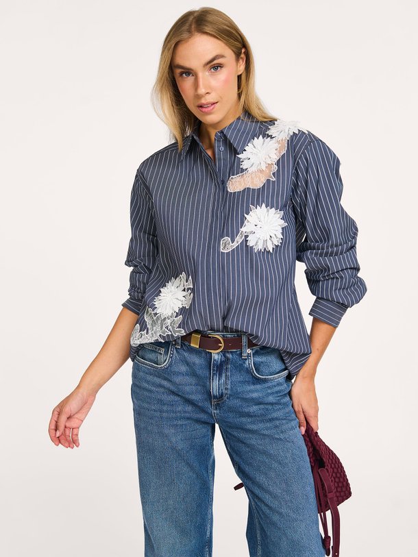 Ontdek de Katoenmix blouse met gestreept dessin van Copenhagen Muse in de kleur donkergrijs bij Orangebag. Op werkdagen voor 21:45 besteld, morgen in huis.