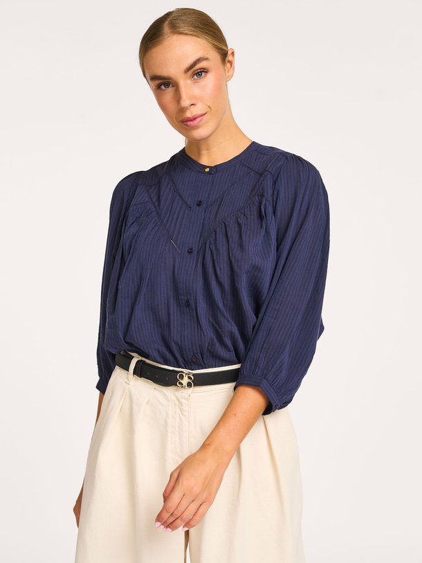 Ontdek de Savi viscose/katoenmix blouse van Sessun in de kleur donkerblauw bij Orangebag. Op werkdagen voor 21:45 besteld, morgen in huis.