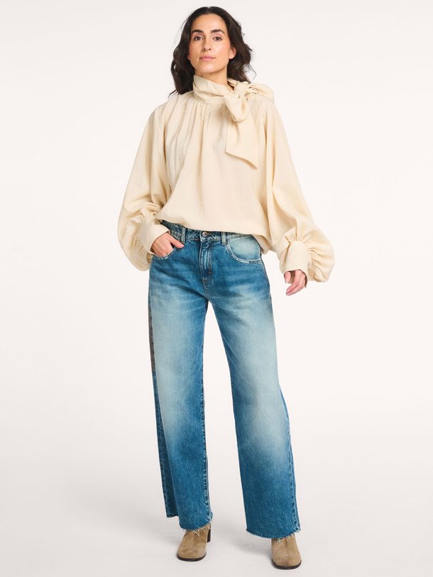 Ontdek de Bombay viscosemix top van So Sue in de kleur beige bij Orangebag. Op werkdagen voor 21:45 besteld, morgen in huis.