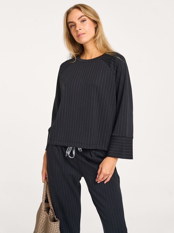 Ontdek de Modalmix longsleeve met krijtstreep van Summum in de kleur zwart bij Orangebag. Op werkdagen voor 21:45 besteld, morgen in huis.