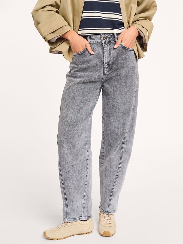 Ontdek de Begum high waist barrel fit jeans van By-Bar in de kleur grijs bij Orangebag. Op werkdagen voor 21:45 besteld, morgen in huis.