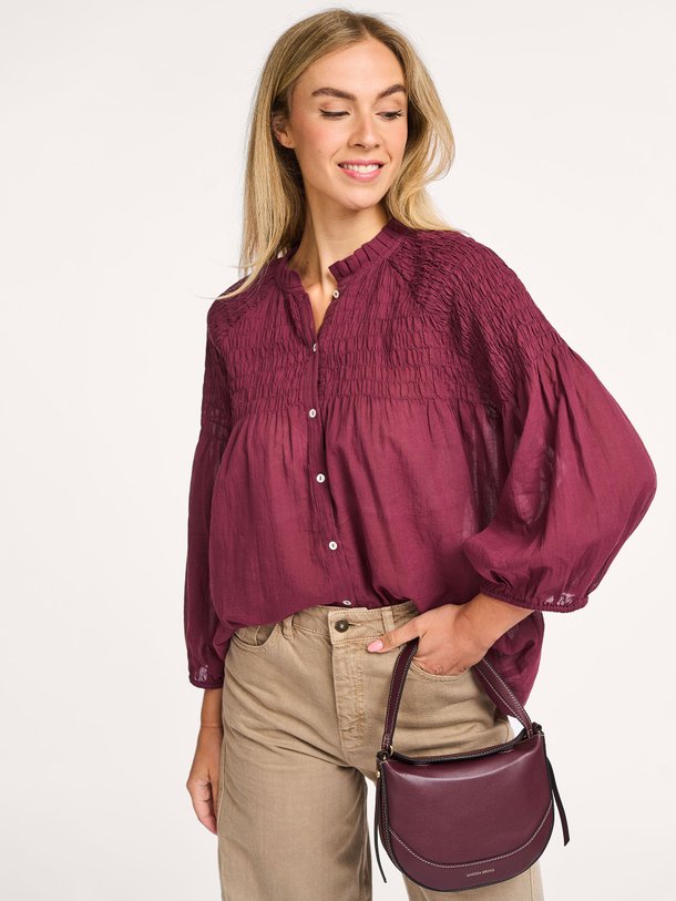 Ontdek de Lilly katoenen blouse van By-Bar in de kleur aubergine bij Orangebag. Op werkdagen voor 21:45 besteld, morgen in huis.