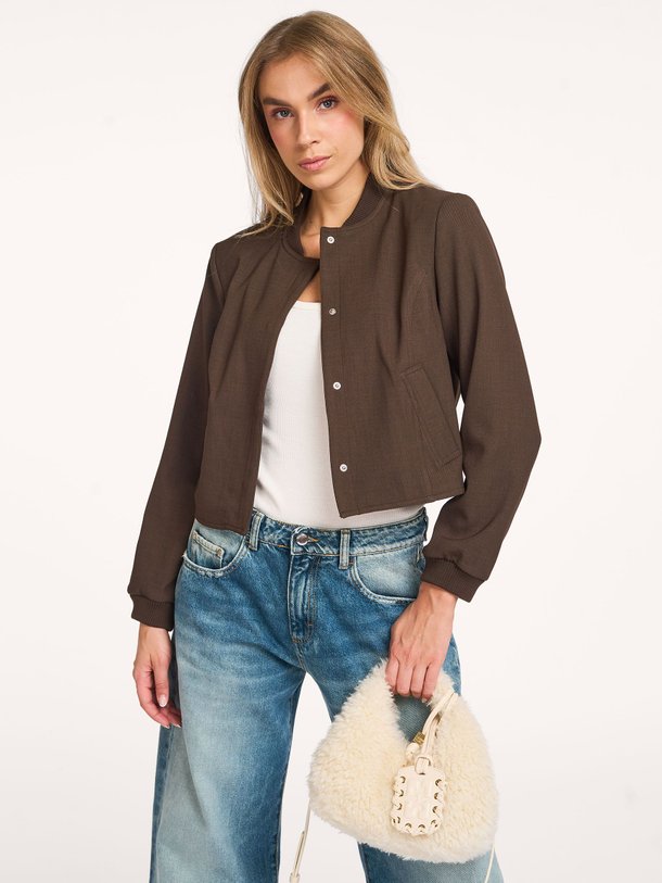 Ontdek de Boston geweven jasje van Co'Couture in de kleur donkerbruin bij Orangebag. Op werkdagen voor 21:45 besteld, morgen in huis.