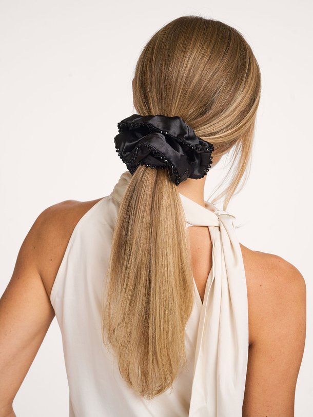 Ontdek de Luster geweven scrunchie van Becksondergaard in de kleur zwart bij Orangebag. Op werkdagen voor 21:45 besteld, morgen in huis.