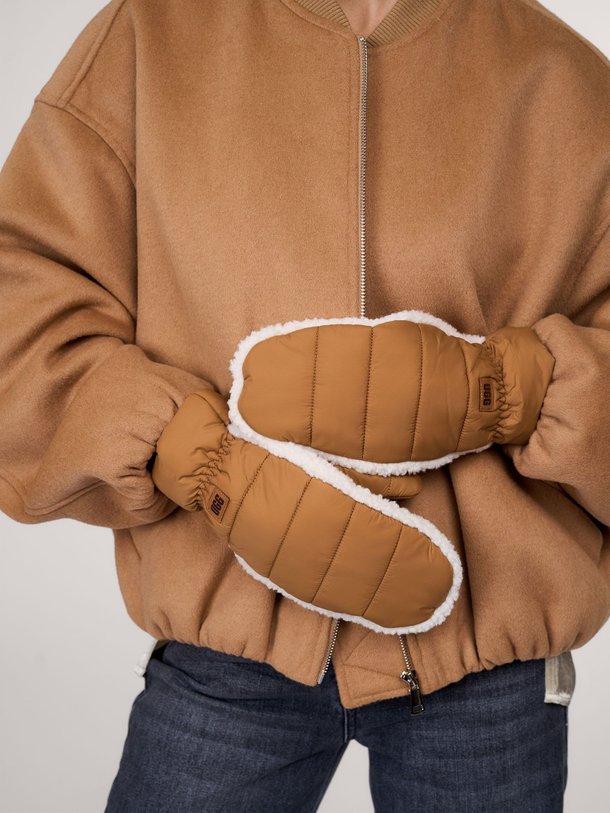 Ugg Gewatteerde Teddy Wanten - Cognac Ontdek de Gewatteerde teddy wanten van Ugg in de kleur cognac bij Orangebag. Op werkdagen voor 21:45 besteld, morgen in huis.