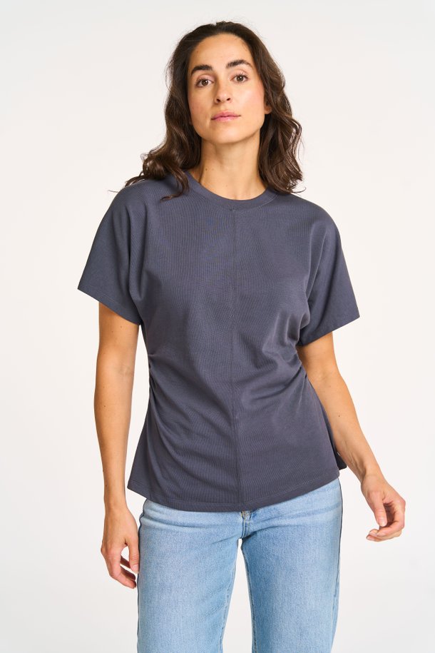 Ontdek de Pataya organic cotton T-shirt van Modstrom in de kleur blauwgrijs bij Orangebag. Op werkdagen voor 21:45 besteld, morgen in huis.