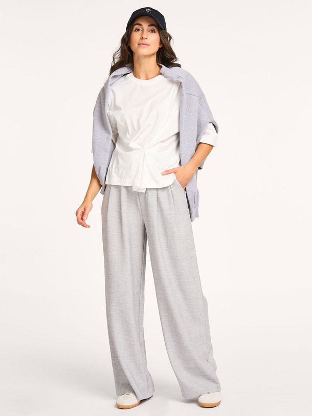 Ontdek de Amari viscosemix pantalon van Club L`avenir in de kleur lichtgrijs bij Orangebag. Op werkdagen voor 21:45 besteld, morgen in huis.