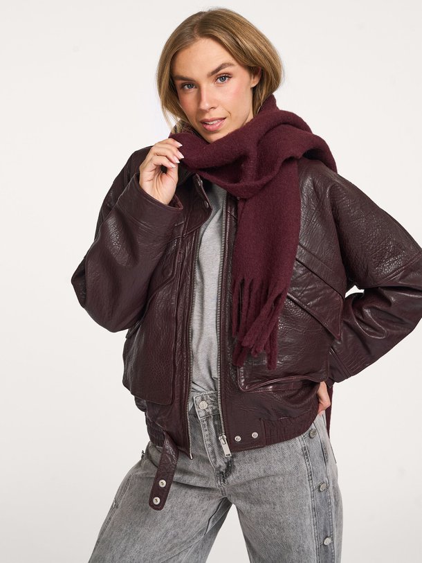 Ontdek de Hizlaw wolmix sjaal van American Vintage in de kleur bordeauxrood bij Orangebag. Op werkdagen voor 21:45 besteld, morgen in huis.