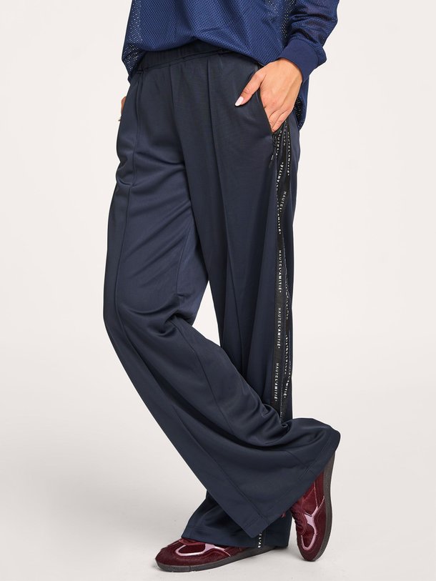 Ontdek de Geweven track broek met bies van Haute L'Amitié in de kleur donkerblauw bij Orangebag. Op werkdagen voor 21:45 besteld, morgen in huis.
