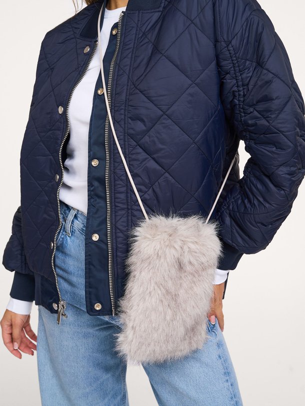 Ontdek de Geweven fake fur telefoontasje van Yaya in de kleur lichtgrijs bij Orangebag. Op werkdagen voor 21:45 besteld, morgen in huis.