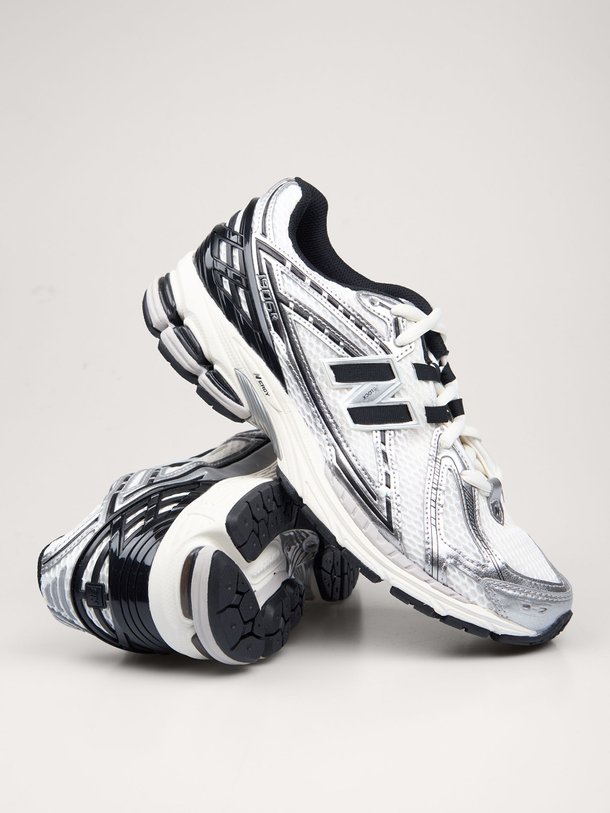 Ontdek de M1906 metallic mesh sneakers van New Balance in de kleur zwart bij Orangebag. Op werkdagen voor 21:45 besteld, morgen in huis.