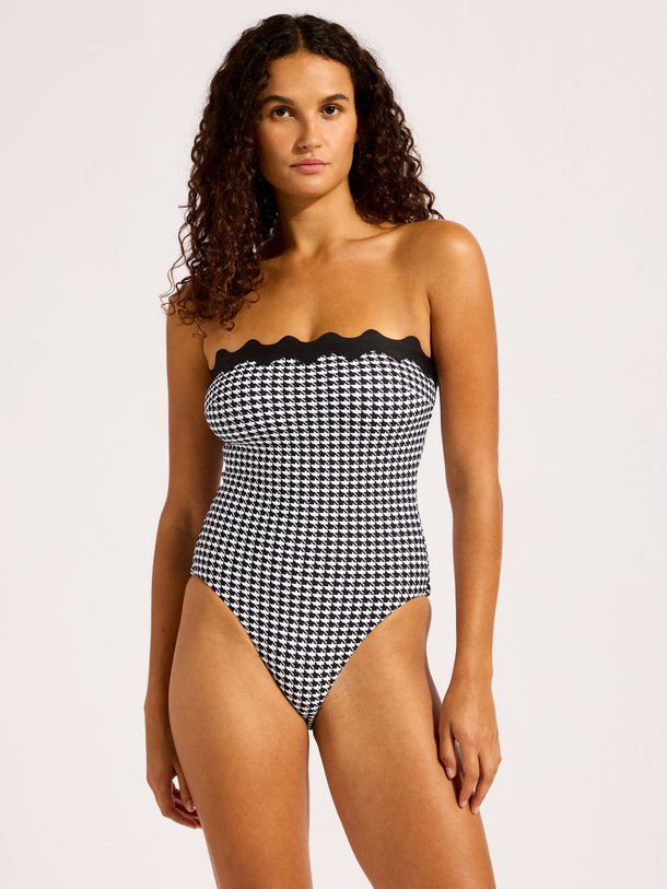 Ontdek de Gia Ric Rac One Piece van Seafolly in de kleur zwart bij Orangebag. Op werkdagen voor 21:45 besteld, morgen in huis.