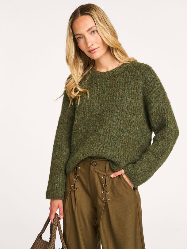 Ontdek de Charlie wolmix trui van Co'Couture in de kleur donkergroen bij Orangebag. Op werkdagen voor 21:45 besteld, morgen in huis.