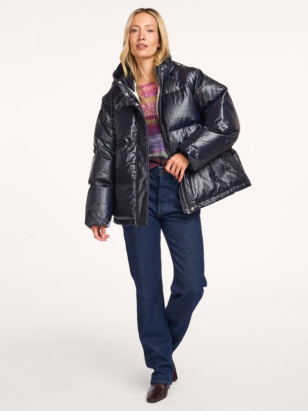 Ontdek de Shelby geweven gewatteerde jas van Lollys Laundry in de kleur donkerblauw bij Orangebag. Op werkdagen voor 21:45 besteld, morgen in huis.