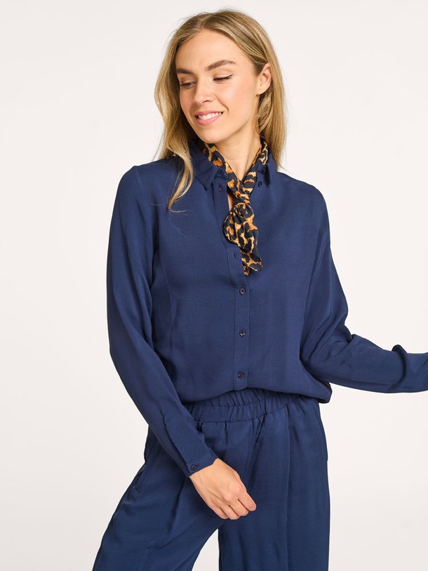 Ontdek de Donna viscosemix gestreepte blouse van By-Bar in de kleur donkerblauw bij Orangebag. Op werkdagen voor 21:45 besteld, morgen in huis.