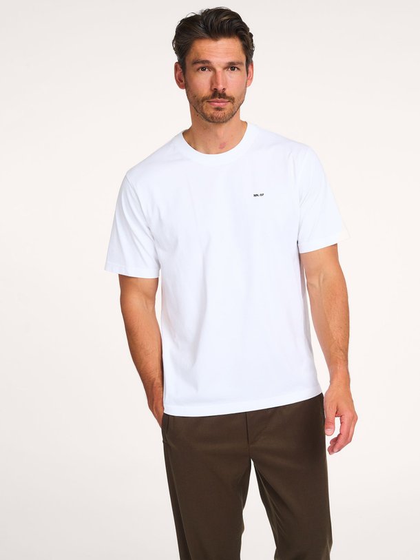 Ontdek de Adam katoenen logo T-shirt van NN.07 in de kleur wit bij Orangebag. Op werkdagen voor 21:45 besteld, morgen in huis.