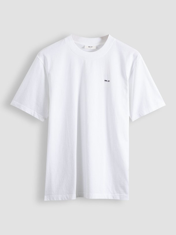 Ontdek de Adam katoenen logo T-shirt van NN.07 in de kleur wit bij Orangebag. Op werkdagen voor 21:45 besteld, morgen in huis.