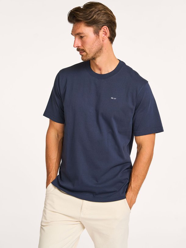 Ontdek de Adam katoenen T-shirt van NN.07 in de kleur donkerblauw bij Orangebag. Op werkdagen voor 21:45 besteld, morgen in huis.