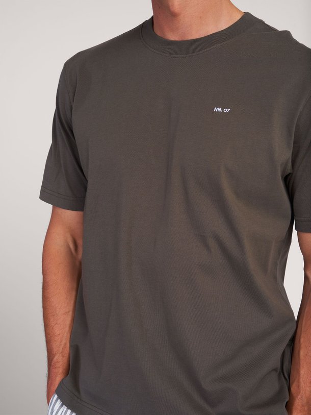 Ontdek de Adam katoenen logo T-shirt van NN.07 in de kleur groen/bruin bij Orangebag. Op werkdagen voor 21:45 besteld, morgen in huis.