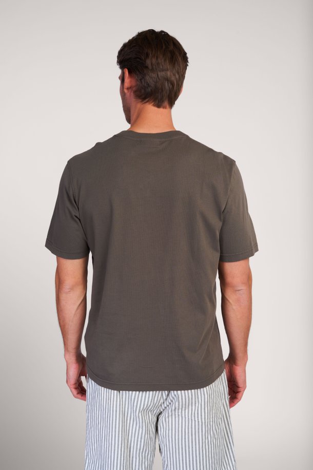 Ontdek de Adam katoenen logo T-shirt van NN.07 in de kleur groen/bruin bij Orangebag. Op werkdagen voor 21:45 besteld, morgen in huis.