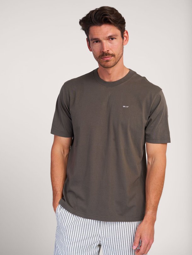 Ontdek de Adam katoenen logo T-shirt van NN.07 in de kleur groen/bruin bij Orangebag. Op werkdagen voor 21:45 besteld, morgen in huis.