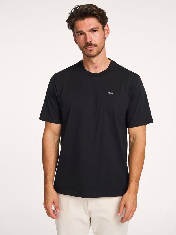 Ontdek de Adam katoenen logo T-shirt van NN.07 in de kleur zwart bij Orangebag. Op werkdagen voor 21:45 besteld, morgen in huis.