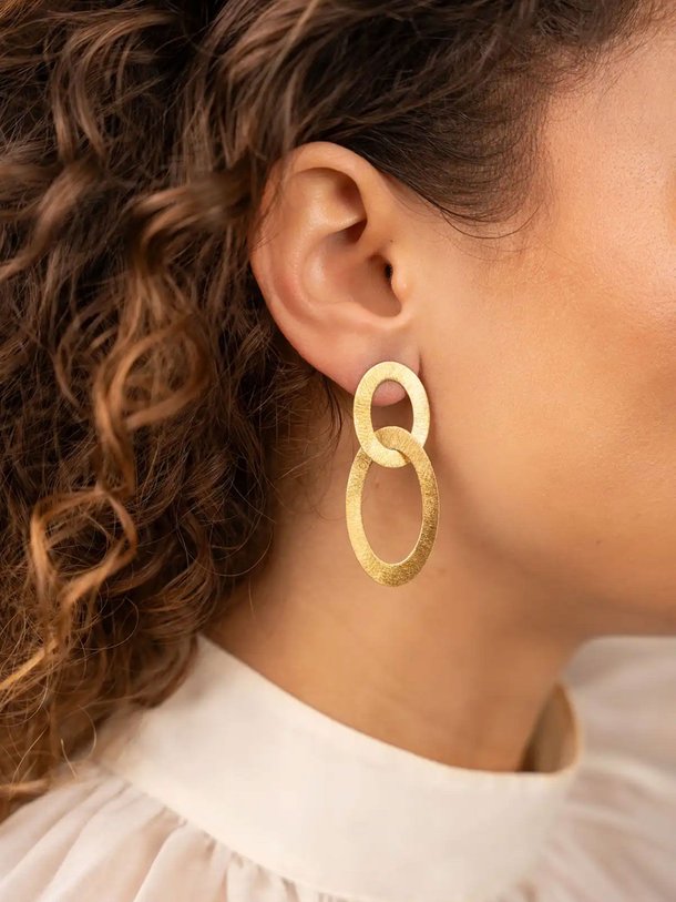 Ontdek de Double Oval Charm Satin oorstekers van LOTT. Gioielli in de kleur goudkleur bij Orangebag. Op werkdagen voor 21:45 besteld, morgen in huis.