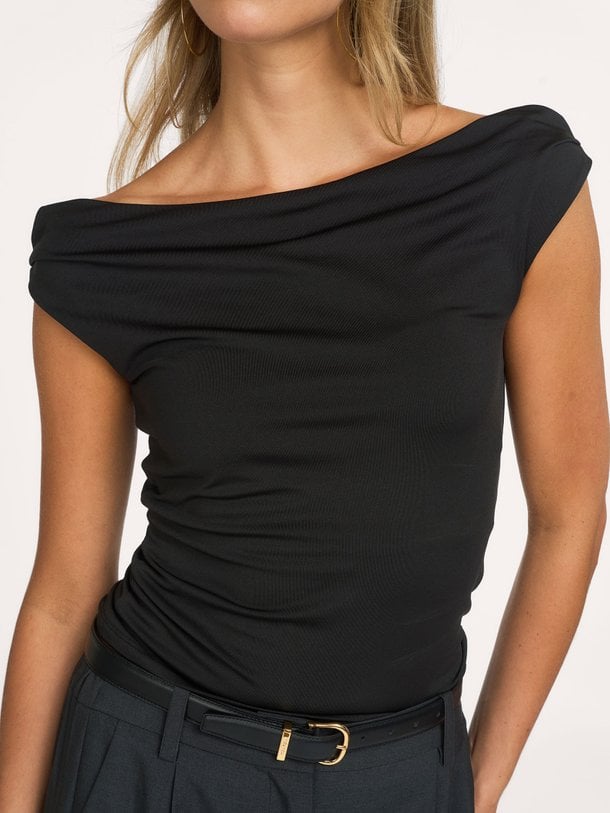 Modstrom Hima - Elastische Off Shoulder Top - Zwart Ontdek de Hima elastische off shoulder top van Modstrom in de kleur zwart bij Orangebag. Op werkdagen voor 21:45 besteld, morgen in huis.