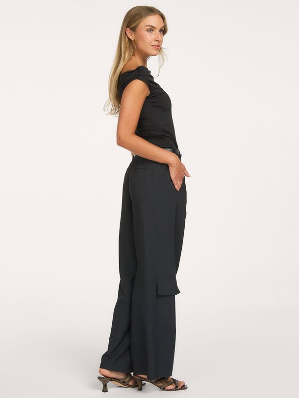 Modstrom Hima - Elastische Off Shoulder Top - Zwart Ontdek de Hima elastische off shoulder top van Modstrom in de kleur zwart bij Orangebag. Op werkdagen voor 21:45 besteld, morgen in huis.