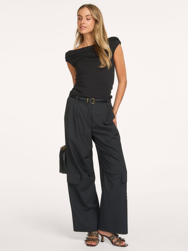 Modstrom Hima - Elastische Off Shoulder Top - Zwart Ontdek de Hima elastische off shoulder top van Modstrom in de kleur zwart bij Orangebag. Op werkdagen voor 21:45 besteld, morgen in huis.