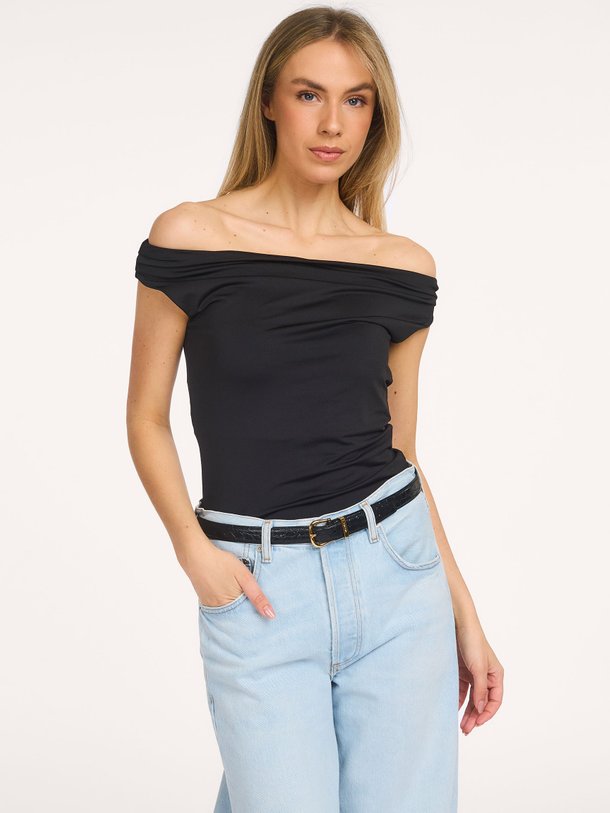 Modstrom Hima - Elastische Off Shoulder Top - Zwart Ontdek de Hima elastische off shoulder top van Modstrom in de kleur zwart bij Orangebag. Op werkdagen voor 21:45 besteld, morgen in huis.
