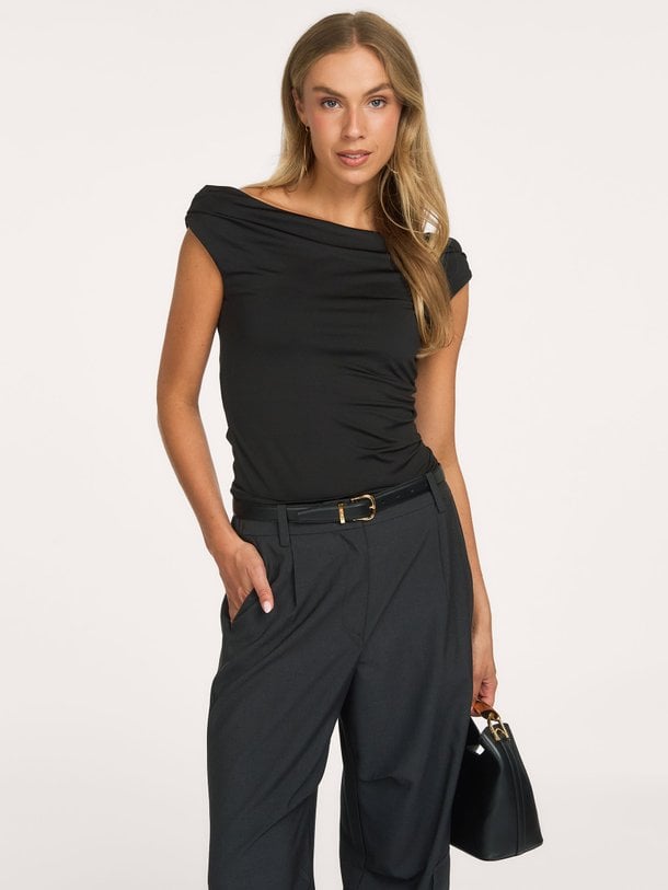 Modstrom Hima - Elastische Off Shoulder Top - Zwart Ontdek de Hima elastische off shoulder top van Modstrom in de kleur zwart bij Orangebag. Op werkdagen voor 21:45 besteld, morgen in huis.